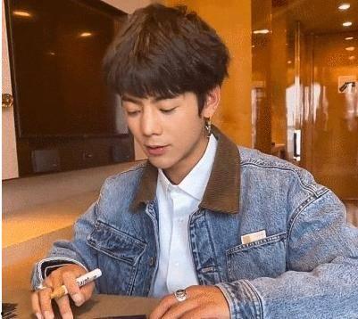 娱乐圈吃瓜警察是谁啊,揭秘娱乐圈幕后真相的神秘人物